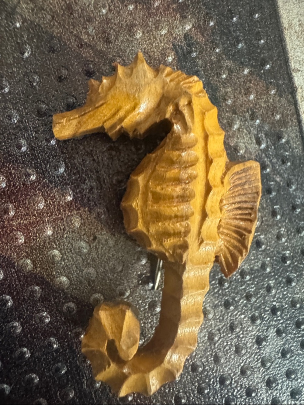 Vintage Hand-Carved Wood Anchor and Seahorse Brooches - Picture 4 of 4